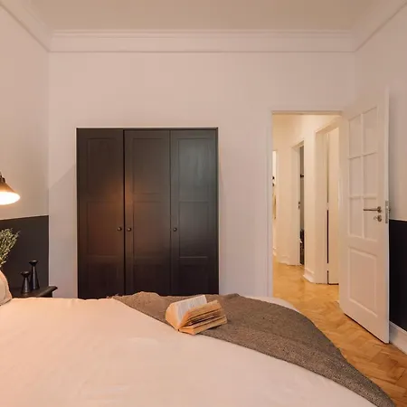Alp - 3 Bedrooms, Office And Terrace In Alvalade 아파트 *